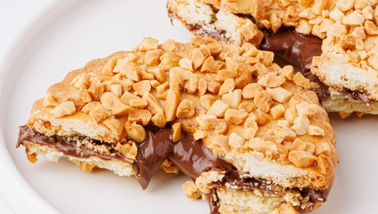 Кольцо песочное с фундучной пастой и арахисом