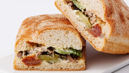 Чиабатта с рваной говядиной, томатами и романо