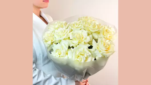 Монобукет из&nbsp;11 белых французских роз "Светлые чувства" FMART by flowwow