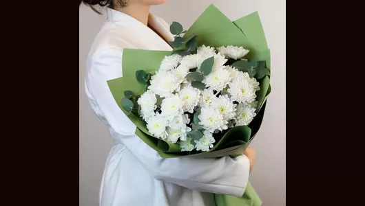 Монобукет из&nbsp;5 штук белой кустовой хризантемы с&nbsp;эвкалиптом "Гармония цвета" FMART by flowwow