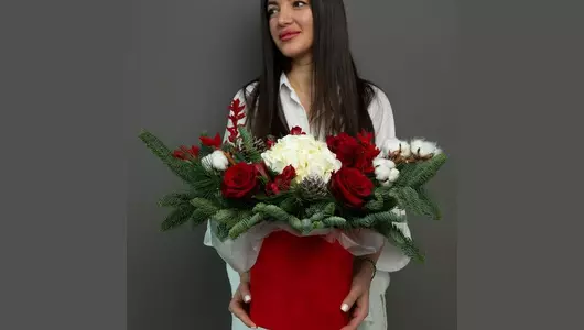 Зимний букет в&nbsp;шляпной коробке с&nbsp;гортензией и&nbsp;ароматом хвои