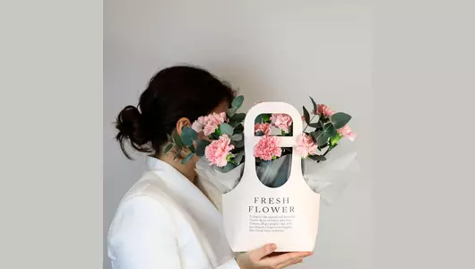 Композиция в&nbsp;сумочке «Розовые сны» из&nbsp;11 диантусов с&nbsp;эвкалиптом FMART by flowwow