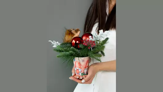 Зимняя композиция с&nbsp;белочкой, в&nbsp;декоративном стаканчике