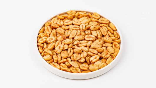 Арахис жареный с томатами и травами