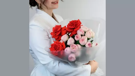 Авторский букет из&nbsp;французских и&nbsp;пионовидных роз "Первая любовь" FMART by flowwow