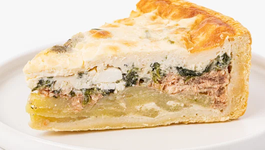 Пирог с&nbsp;форелью, картофелем и&nbsp;брынзой