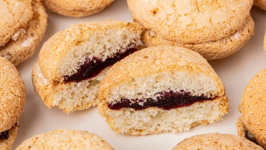 Печенье сдобное "Воздушный бисквит" с&nbsp;вишневой начинкой