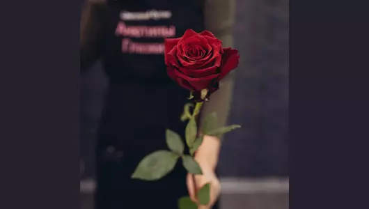 Букет из&nbsp;7 красных роз (70см)