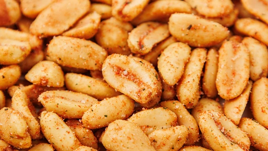 Арахис жареный с томатами и травами