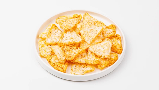 Кнекерсы кукурузные с перцем, луком и огурцами