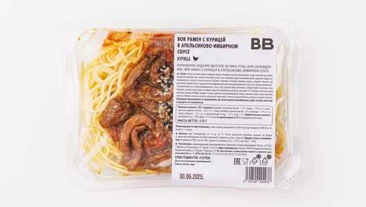 Вок рамен с курицей в апельсиново-имбирном соусе