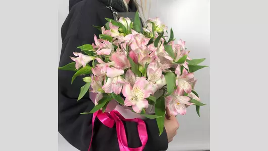 Нежные альстромерии в&nbsp;коробке FMART by flowwow