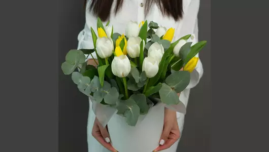 Шляпная коробка из тюльпанов микс
