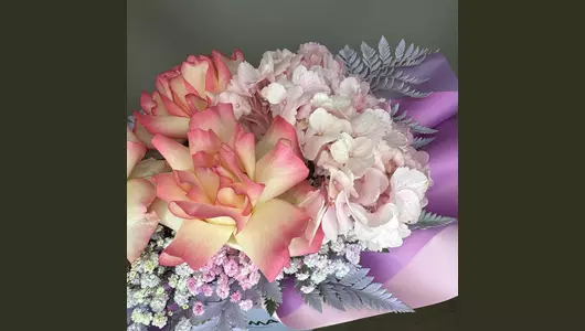 Коробочка из&nbsp;французских роз и&nbsp;гортензии FMART by flowwow