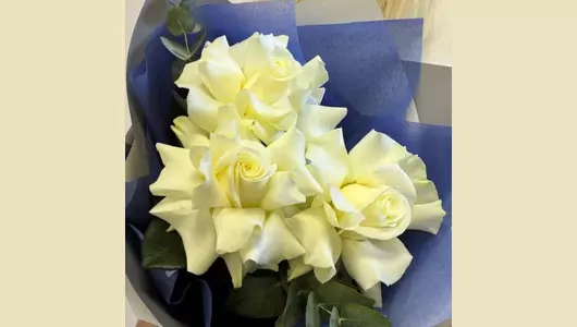 Белая французская роза с&nbsp;эвкалиптом FMART by flowwow