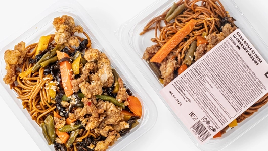 Лапша яичная по-тайски со свининой и овощами