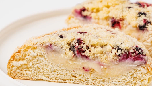 Булочка "Бриошь" с черной смородиной, кафе