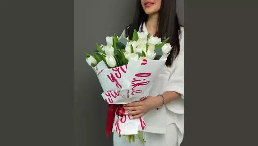 Пышный букет из&nbsp;25 белоснежных тюльпанов