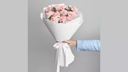 Гвоздики и&nbsp;эвкалипт в&nbsp;букете «Диана» FMART by flowwow