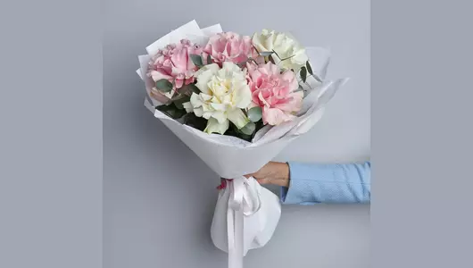 Французские розы и&nbsp;эвкалипт в&nbsp;букете «Зефирка» FMART by flowwow