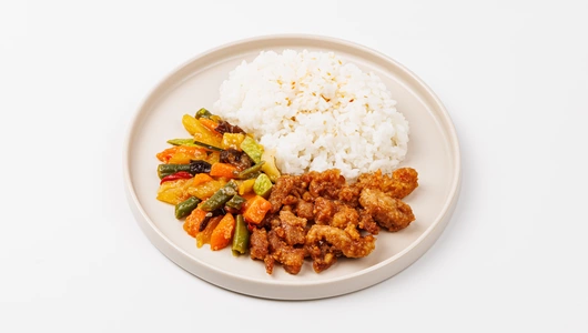 Свинина по-тайски с овощами и рисом