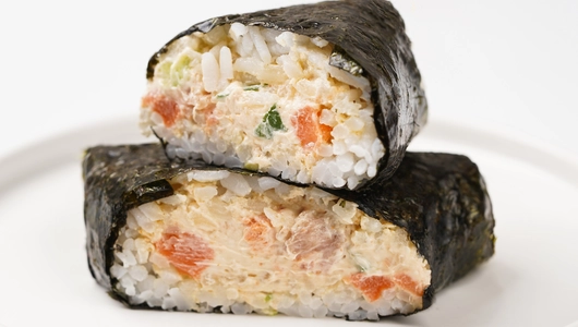 Онигири с форелью "Спайси"