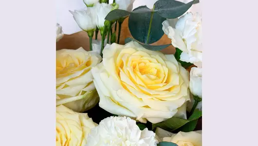 Авторский букет из&nbsp;кремовой розы, гвоздики и&nbsp;лизиантуса "Нежность в&nbsp;сердце" FMART by flowwow