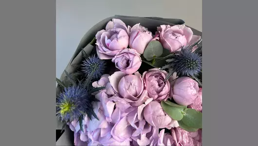 Букет с&nbsp;эрингиумом и&nbsp;лаванда баблс FMART by flowwow