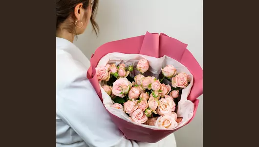 Букет "Элегантное признание" из&nbsp;9 кустовых роз FMART by flowwow