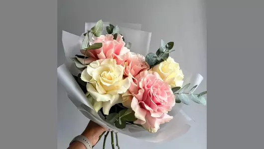 Букет из&nbsp;Французских роз белых и&nbsp;розовых с&nbsp;Эвкалиптом 5 шт #200 FMART by flowwow