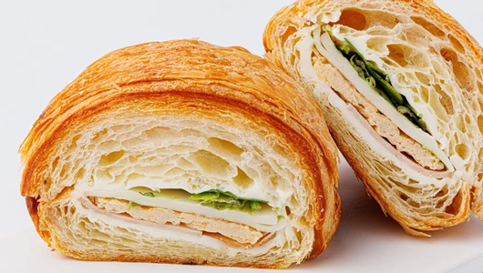 Круассан с ветчиной из индейки, омлетом и моцареллой, кафе Круассан с ветчиной из индейки, омлетом и моцареллой, кафе