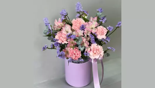 Цветы в&nbsp;коробке розовые диантусы с&nbsp;лавандовой статицей «Сиреневый» FMART by flowwow