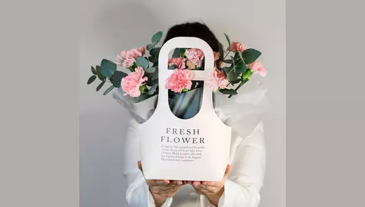 Композиция в&nbsp;сумочке «Розовые сны» из&nbsp;11 диантусов с&nbsp;эвкалиптом FMART by flowwow