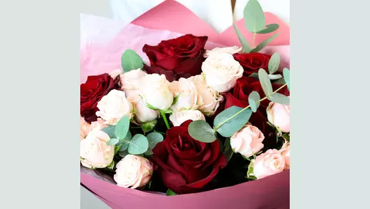 Авторский букет из&nbsp;кустовых и&nbsp;одноголовых роз «Яркий момент» FMART by flowwow