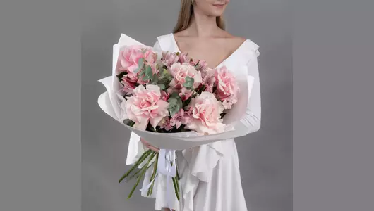 Букет из&nbsp;5 розовых, французских роз и&nbsp;4 розовых альстромерий с&nbsp;эвкалиптом FMART by flowwow