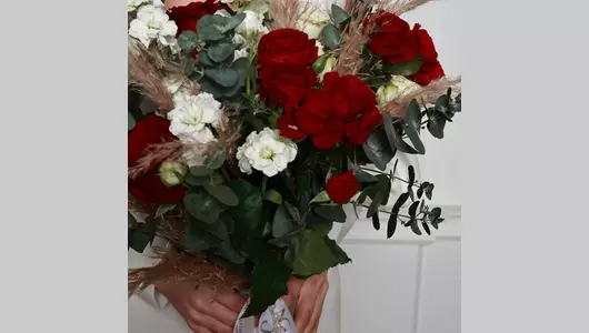 Свадебный букет из&nbsp;роз, маттиолы и&nbsp;каркаделии