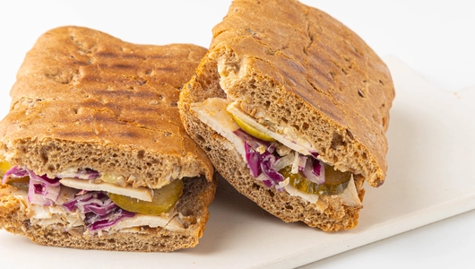 Сэндвич "Рубен" с пастрами из индейки, кафе