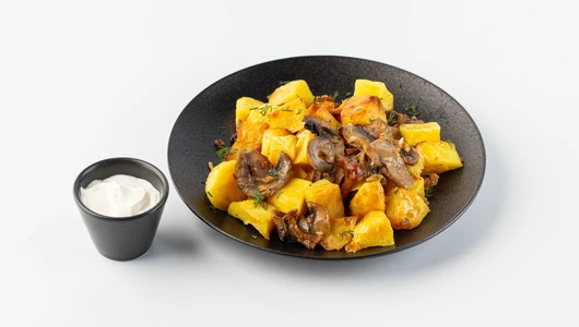Картофель жаренный с грибами, зеленью и сметаной
