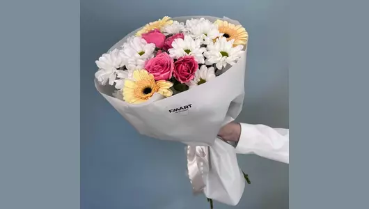 Букет с&nbsp;кустовой розой и&nbsp;гермини FMART by flowwow