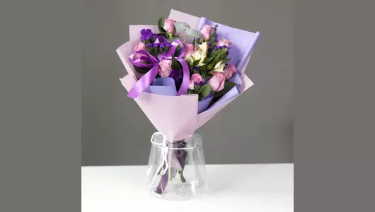 Букет из&nbsp;роз и&nbsp;альстромерии