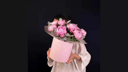 Шляпная Коробка: монобукет из&nbsp;пионов