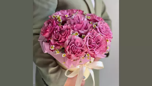 Композиция с&nbsp;пионовидными розами и&nbsp;ромашками в&nbsp;шляпной коробке #169 FMART by flowwow