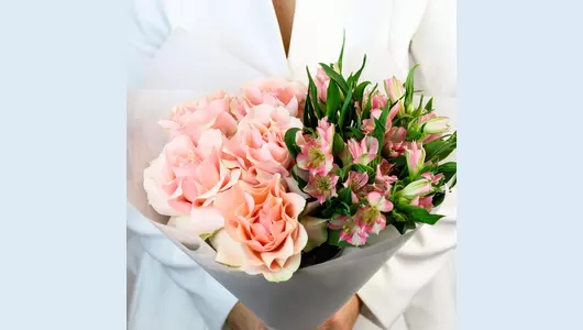 Букет из&nbsp;роз и&nbsp;альстромерии «Французский поцелуй» FMART by flowwow