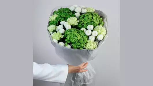 Авторский букет из&nbsp;гортензий и&nbsp;хризантемы "Изумрудная роса" FMART by flowwow