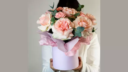 Авторская композиция с&nbsp;французской розой и&nbsp;диантусом "Французский роман" FMART by flowwow