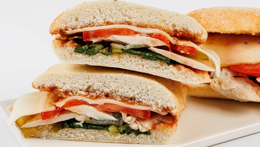 Мини-чиабатта с курицей, сыром "Гауда" и соусом барбекю Мини-чиабатта с курицей, сыром "Гауда" и соусом барбекю