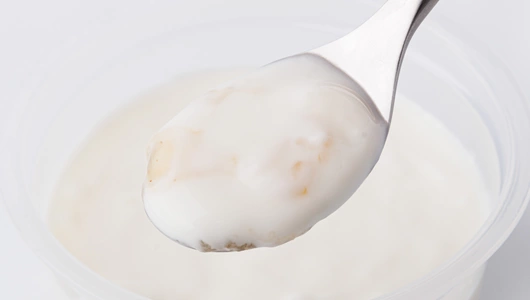 Йогурт сливочный с&nbsp;яблоком, изюмом и&nbsp;корицей 5%