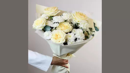 Авторский букет из&nbsp;пионовидной розы, хризантемы и&nbsp;диантусов «Кремовый сад» FMART by flowwow