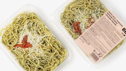 Спагетти "Песто" с&nbsp;пармезаном, кедровыми орешками и&nbsp;вялеными томатами