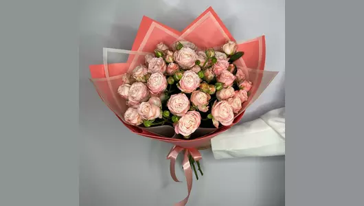 Пионовидная кустовая нежно розовая роза в&nbsp;упаковке FMART by flowwow